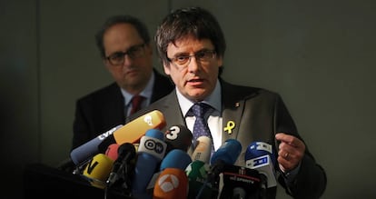 Puigdemont y Torra (al fondo), en la rueda de prensa de hoy en Berlín.