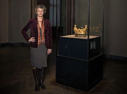 Sabine Haag posa junto a 'Salero', de Benvenuto Cellini.