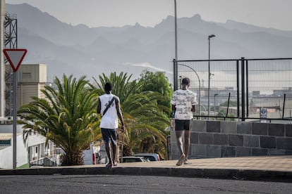 Menores abandonan el centro de la zona de Hoya Fría, en Tenerife, este lunes.