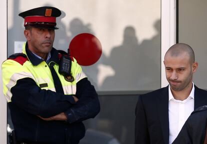 El argentino del Barcelona admitió el pasado 29 de octubre ante el juez que defraudó 1,5 millones de euros. Entre 2011 y 2012, evitó declarar los ingresos derivados de la explotación comercial de sus derechos de imagen valiéndose de una trama de empresas en Miami y Madeira. Recién fichado por la entidad azulgrana, y ya como residente en España, no abonó la parte de IRPF que le correspondía.