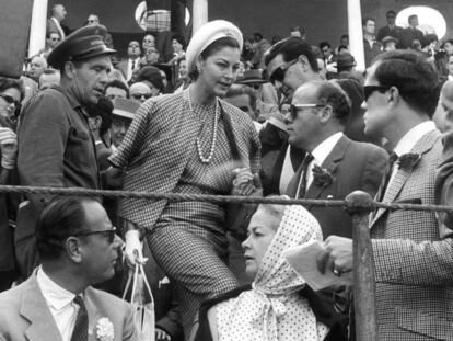 Un grupo de periodistas rodea a la actriz Ava Gardner en una corrida de toros en Sevilla.