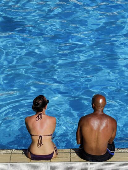 La parte más grande de la piscina olímpica está llena de familias. La zona más alta y que rodea a la piscina de recreo se queda pequeña para los jóvenes. Lo mejor de estas instalaciones es el buen rollo general y la arboleda. Precio: 4,35 euros.