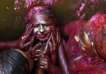 Los prolegómenos de Holi de este año no son ajenos a la campaña de las elecciones que la mayor democracia del mundo, con cerca de 814 millones de electores, vivirá entre los próximos abril y mayo. En la imagen, una niña es pintada con colores durante la celebración del Holi en Chennai (India).