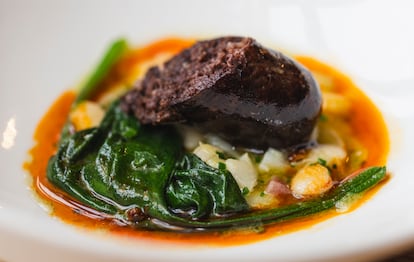 Judías con espinacas, butifarra negra y bacalao de Els Casals.