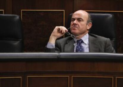 El ministro Luis de Guindos, en su escaño del Parlamento durante la sesión en la que se aprobó la reforma financiera el pasado jueves.