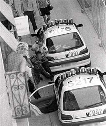 Un sospechoso de dar un tirón es detenido por la policía en el barrio madrileño de Lavapiés.
