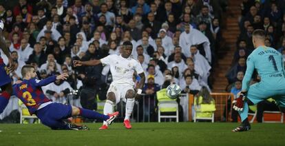 Vinicius anota el primer gol del Madrid.