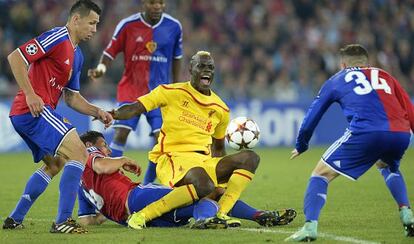 Balotelli, anulado por varios jugadores del Basilea.