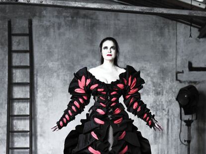 Amélie Nothomb retratada para 'SModa' en 2012.