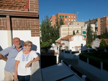 Los vecinos de la colonia de los carteros Javier Sánchez y Josefina Vázquez, que nació en esa misma casa y a la que volvió a vivir hace unos años.