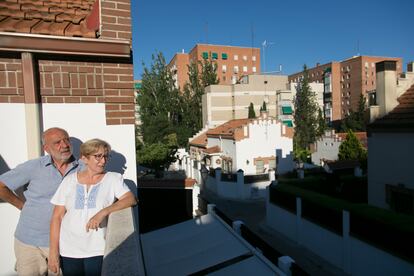 Los vecinos de la colonia de los carteros Javier Sánchez y Josefina Vázquez, que nació en esa misma casa y a la que volvió a vivir hace unos años.