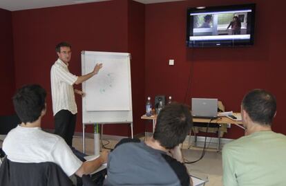 Pablo Malo, guionista y director vasco, da algunos consejos a los alumnos del curso de cortometrajes 'low-cost'