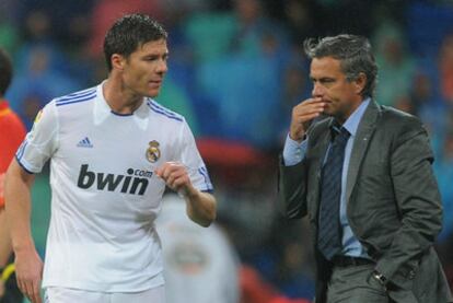 José Mourinho da instrucciones a Xabi Alonso en el encuentro contra el Deportivo.