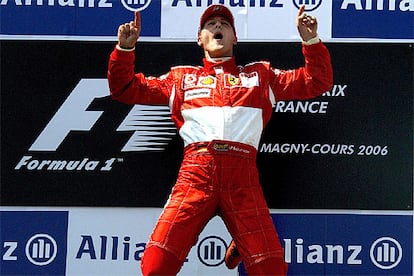 Michael Schumacher celebra con un salto en el podio su triunfo en el Gran Premio de Francia.