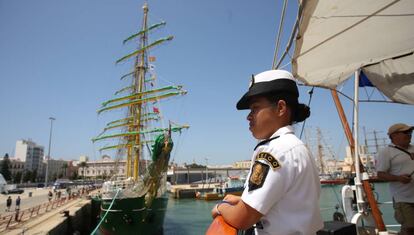 Una de las tripulantes del &#039;Cuauhtemoc&#039;, este jueves en C&aacute;diz. 