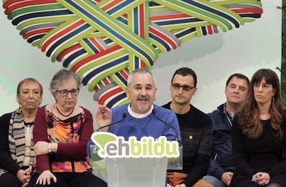 Josu Unanue, en el centro, junto a candidatos de EH Bildu a Juntas Generales.