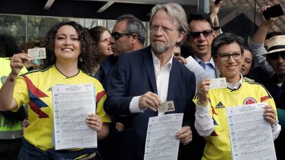 De esq. para a dir., Angélica Lozano, Antanas Mockus e Claudia López, três dos promotores da consulta contra a corrupção, votam em Bogotá. Em vídeo, entrevista coletiva do presidente colombiano, Iván Duque.