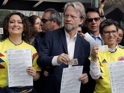 De esq. para a dir., Angélica Lozano, Antanas Mockus e Claudia López, três dos promotores da consulta contra a corrupção, votam em Bogotá. Em vídeo, entrevista coletiva do presidente colombiano, Iván Duque.