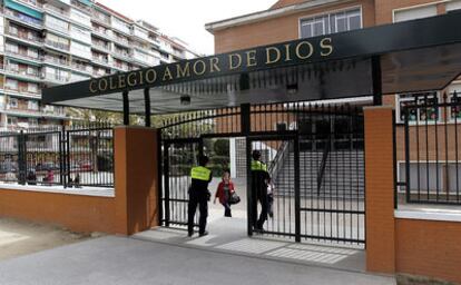 Entrada del colegio religioso concertado Amor de Dios, de Alcorcón.