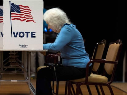 Dos votantes participan en las elecciones legislativas de Estados Unidos.