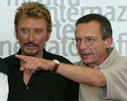 Patrice Leconte (a la derecha), junto a Johnny Hallyday, ayer en Venecia. PRIMER PLANO - ESCENA