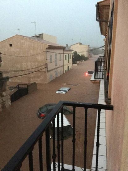 Al menos nueve personas la muerto y otras seis se encuentran desaparecidas como consecuencia de las inundaciones causadas por fuertes lluvias en el este de la isla española de Mallorca. En la imagen, estado de una de las calles de Sant Llorenç.