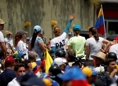 Lilian Tintori, mujer del opositor encarcelado Leopoldo López, anima a los manifestantes contrarios al gobierno de Nicolás Maduro durante el segundo día consecutivo de protestas en Caracas, (Venezuela).
