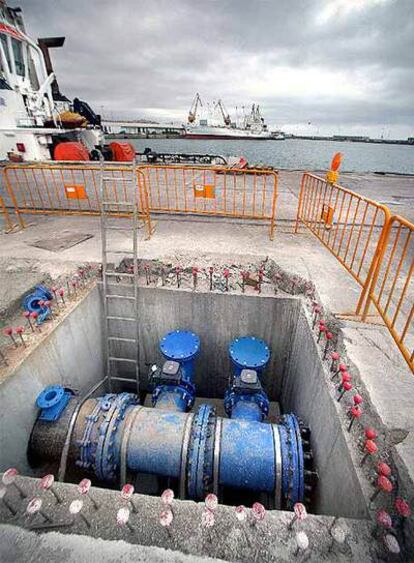 Obras en el puerto de Tarragona para embarcar el agua hacia Barcelona.