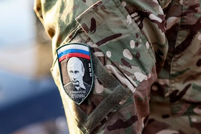 El rostro del presidente ruso, Vladímir Putin, en el parche de un soldado durante un acto el 26 de febrero en la Granja Estatal Lenin, a las afueras de Moscú.