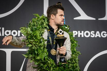 Carlsen, el domingo en Dubái, recién coronado campeón por 5ª vez