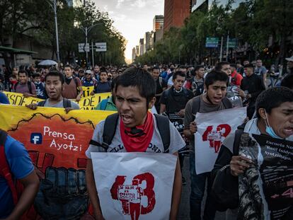Estudiantes de la Normal Rural de Ayotzinapa durante la marcha, el 26 de septiembre en Ciudad de México.