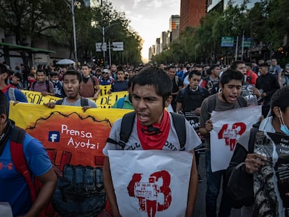 Estudiantes de la escuela normal de Ayotzinapa se manifiestan en Ciudad de México, el pasado 26 de septiembre.