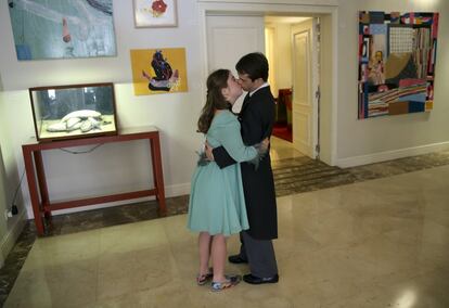 La pareja, Rocío y Javier, se dan un beso antes de participar en el desfile.