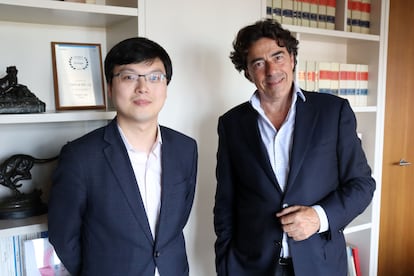 Wenbo Zhou, abogado especializado en el asesoramiento a empresas chinas en España y José María Buxeda Maisterra, socio de mercantil en Toda & Nel-lo.