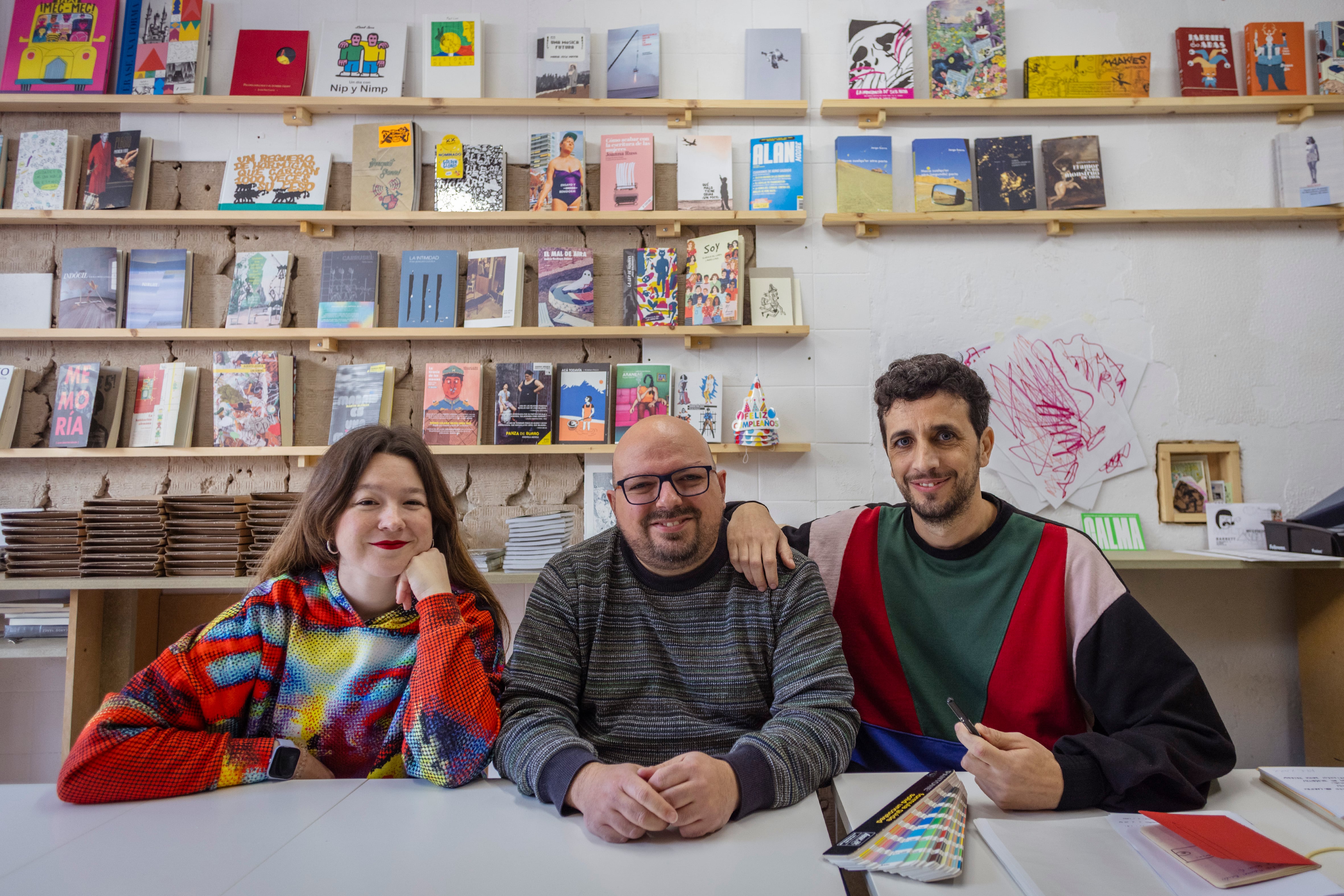 De izquierda a derecha, Belén García, Zacarías Lara y Manuel Burraco, el equipo de la editorial Barrett en su oficina en Sevilla, el pasado 6 de febrero.