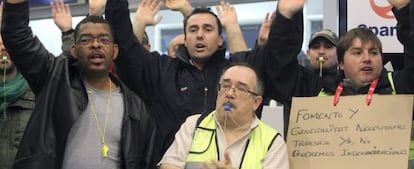 Ground workers from Spanair protest outside the airline's offices against plans to lay off more than 2,000 employees.