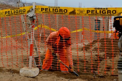 Los vecinos de Cajamarquilla comenzaron a asentarse allí hace más de 30 años y desde hace uno ven cómo las excavadoras perforan la tierra para construir las cisternas, reservorios y tuberías que les abastecerán, previsiblemente, en agosto de 2018.
