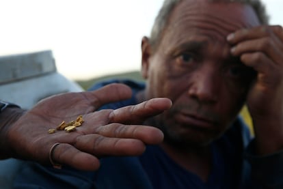 Un minero muestra el oro extraído ilegalmente en el territorio Yanomami antes de las operaciones previstas en Alto Alegre, Estado de Roraima, Brasil, en febrero de 2023. 