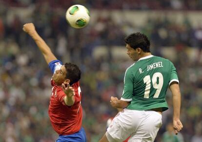 Acosta, de Costa Rica, y Jimenez en un lance del partido.