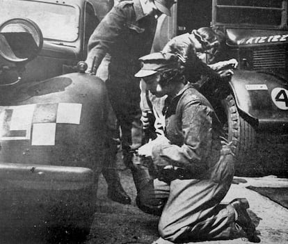 Cuatro años después, la entonces princesa Isabel II ingresó en la rama femenina del ejército británico, en concreto se unió al servicio territorial auxiliar donde trabajó como mecánica. El día que se declaró el final de la guerra, la futura reina y su hermana salieron a celebrarlo mezclándose con la multitud que celebrara la victoria en las calles de Londres.