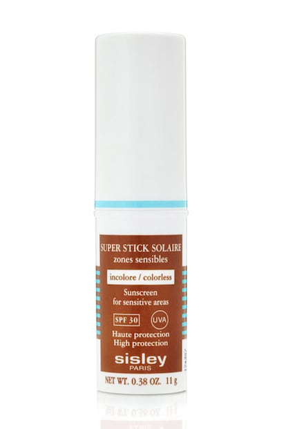 Súper Stick Solar Incoloro SPF 30, de Sisley. Su antecesor –la barra con color– es un producto icónico para proteger las zonas sensibles. Ahora, la nueva versión incolora con minerales pulverizados, vitamina E, aceite de camelia y manteca de karité protege, nutre y suaviza sin dejar huella (99 €).