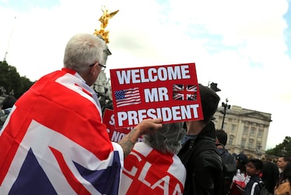 Partidarios de la visita del presidente de los Estados Unidos a Reino Unido esperan la llegada de Donald Trump en las inmediaciones del palacio de Buckingham.