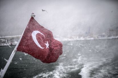 Una bandera turca en un ferry en Estambul (Turquía).