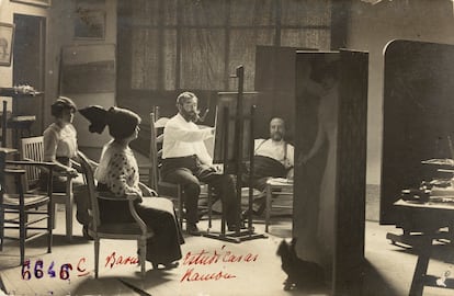 Ramón Casas pintando a Júlia y a Flora Peraire en presencia de Adolf Mas en 1912.  / © Fundació Institut Amatller d'Art Hispànic
