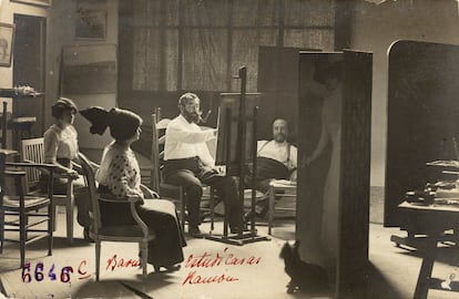 Ramón Casas pintando a Júlia y a Flora Peraire en presencia de Adolf Mas en 1912. / © Fundació Institut Amatller d'Art Hispànic