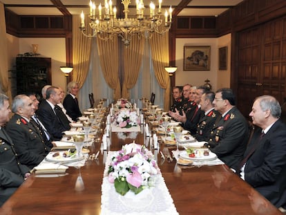Gül (cuarto, a la derecha) y Erdogan (cuarto, izquierda) celebran la ruptura del ayuno de Ramadán con la cúpula militar en Ankara.