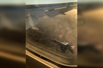 Imagen desde dentro del avión de Air Canada en la que se ve al F-18 del Ejército del Aire que está evaluando los daños de la aeronave.