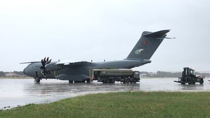 El avión A400M del Ejército turco con 25 toneladas de material sanitario en la base aérea de Torrejón de Ardoz (Madrid).