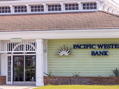 FILE PHOTO: A general view of Pacific Western Bank in Huntington Beach, California, U.S., March 22, 2023.        REUTERS/Mike Blake/File Photo