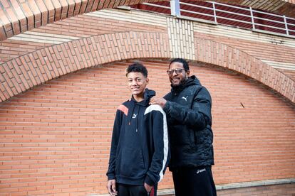 Javier Sotomayor, con su hijo Jaxier, en la pista de atletismo de Guadalajara.